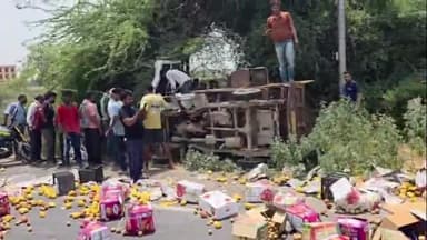 कोल: करसुआ में फल लेकर जा रहा टाटा मैजिक अनियंत्रित होकर पलटा, 2 लोग घायल, सड़क पर फैले फल