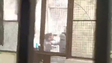 मथुरा: वृंदावन क्षेत्र में जमीन विवाद के चलते दबंगों ने घर पर किया हमला, गेट को हथौड़े से तोड़ा, वीडियो वायरल