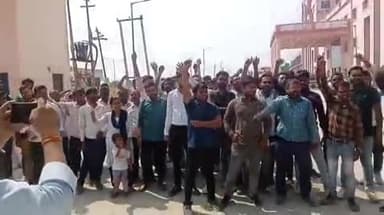 फतेहपुर: मेडिलक कॉलेज में छात्र और स्टाफ के बीच हुई कहा-सुनी, छात्रों ने किया हंगामा, प्रिंसिपल ने बैठाई जांच, मलवा का मामला