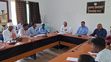 सिमडेगा: प्रखंड कार्यालय सभागार में उप विकास आयुक्त ने मनरेगा योजना को लेकर समीक्षा बैठक की