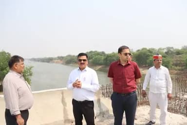 जौनपुर : डीएम ने सीडीओ संग प्यारेपुर-अलीगंज में बन रहे पुल का किया औचक निरीक्षण,जून तक निर्माण पूर्ण करने के दिए निर्देश