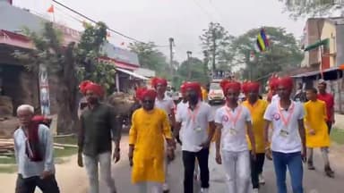 भोराबाड़ी सें निकली भव्य कलश यात्रा,सनातन धर्म के रथ एवं भगवान की वेशभूषा के कलाकार बने आकर्षण का केंद्र,