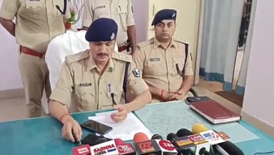 दुर्गावती: दुर्गावती थाने में शराब के मामले में पुलिस अधीक्षक कैमूर हरिमोहन शुक्ला ने प्रेस कांफ्रेंस कर दी जानकारी