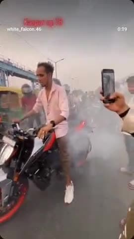 कानपुर: गंगा बैराज पर बाइक से किया गया स्टंट, वीडियो हुआ वायरल