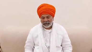 मुजफ्फरनगर गंगा माता की आरती में लोग बैठे रहे पर दबाकर