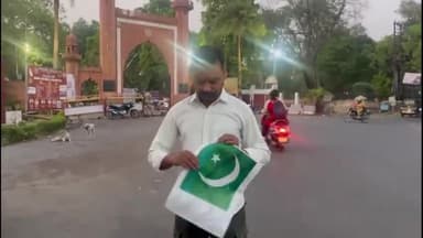 कोल: अलीगढ़ AMU के सामने हिंदूवादी छात्र नेता ने पाकिस्तान के झंडे के किए टुकड़े, पहलगाम में मारे गए हिंदुओं को बताया अपना भाई