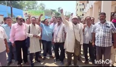 ସମ୍ବଲପୁର ମ୍ୟୁନିସିପାଲଟି: ଡିଏଲପିସି ବୈଠକକୁ ବର୍ଜନ, ଜ଼ିଲ୍ଲାପାଳଙ୍କ କାର୍ଯ୍ୟାଳୟ ତଳେ ଚାଷୀ ସଙ୍ଗଠନ ପକ୍ଷରୁ ଏହି ବିକ୍ଷଭ ପ୍ରଦର୍ଶନ