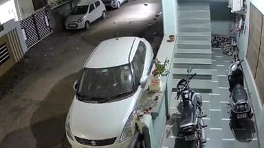 सिटी कोतवाली के एमपी नगर में पत्थर से कार का शीशा तोड़कर बाइक सवार बदमाश हुए फरार, CCTV फ़ुटेज आया सामने