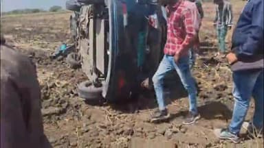 धार: धार जिले के तलवाड़ा गांव के पास तेज रफ्तार टाटा टियागो कार अनियंत्रित होकर खेत में जा गिरी