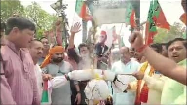 गोंडा: भाजपाइयों ने अंबेडकर चौराहे पर अखिलेश यादव का फूंका पुतला, आरोप- अंबेडकर का अपमान किया