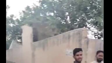 अमरोहा: अमरोहा के डिडौली गांव में चामुंडा मंदिर के पास कूड़े का ढेर, गांव वालों ने किया हंगामा