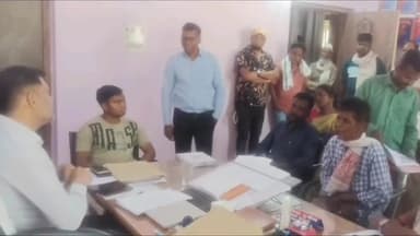 सेन्हा: सेन्हा थाना परिसर में आयोजित थाना दिवस में सीओ ने जमीन के विवादों का किया निष्पादन, ग्रामीणों को मिला त्वरित न्याय