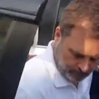 नरवल: हाथीपुर में पहलगाम हमले में मारे गए शुभम द्विवेदी के घर पहुंचे राहुल गांधी को देखकर रो पड़ीं शुभम की पत्नी