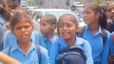 विभूतिपुर: विभूतिपुर के मध्य विद्यालय कापन में मध्याह्न भोजन में कीड़े मिलने से हंगामा, मुख्य सड़क जाम