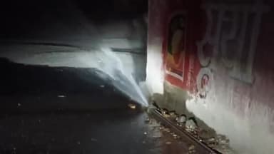 NH-30 रामनगर रोड ओवरब्रिज के नीचे नगर परिषद की पेयजल आपूर्ति की पाइप लाइन फूटी, हजारों लीटर पानी बर्बाद