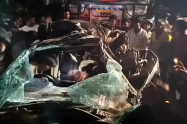 पटना ग्रामीण: DPS मोड़ के पास ट्रक की कार से जोरदार टक्कर, कार में फंसी महिला, पति और दो बच्चे मामूली घायल