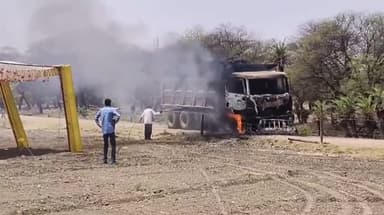 दलौदा: मंदसौर: ग्राम जोगी खेड़ा में डंपर में लगी आग, लोगों ने मिट्टी डालकर आग बुझाने का प्रयास किया