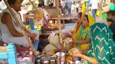 दशाश्वमेध घाट पर अक्षय तृतीया पर स्नान करने के लिए उमड़ी श्रद्धालुओं की भीड़, पूजा कर किया दान-पुण्य