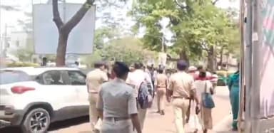 पटना ग्रामीण: समान काम के बदले समान वेतन की मांग को लेकर शारीरिक शिक्षक और स्वास्थ्य अनुदेशक जदयू कार्यालय का घेराव कर रहे हैं