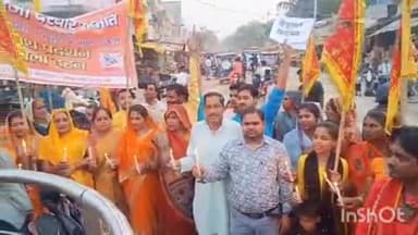 मीरगंज: बालाजी दरबार समिति के तत्वाधान में सिरौली चौराहे पर महिलाओं ने निकाला कैंडल मार्च, बशव का फूंका पुतला