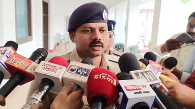 प्रयागराज: थाना शंकरगढ़ क्षेत्र के नारीबारी मे बम फेकने की घटना का हुआ खुलासा,04 अभियुक्त गिरफ्तार,02 अवैध देशी बम,03 मोबाइल बरामद।