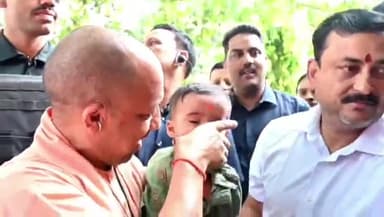 गोरखपुर: सीएम योगी ने बच्चों को पास बुलाकर की मुलाकात, दिया आशीर्वाद और चॉकलेट