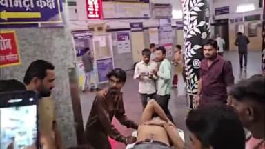 सतना के सिविल लाइन थाना क्षेत्र के उमरी में पैसे के लेनदेन को लेकर एक दर्जन युवकों ने एक युवक पर चाकू से हमला किया