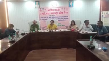 अमरोहा: विकास भवन में जिलाधिकारी और अन्य पदाधिकारियों ने सरकार की योजनाओं की जानकारी देने के लिए की बैठक