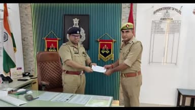 अमरोहा: एसपी ने बीट बुक के उत्कृष्ट रख-रखाव और बेहतर कार्य करने वाले बीट आरक्षी कपिल देव को किया सम्मानित