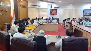 पडरौना: कुशीनगर कलेक्ट्रेट सभागार में जिलाधिकारी ने बार एसोसिएशन से की मुलाकात, वादों के शीघ्र निस्तारण का दिया भरोसा