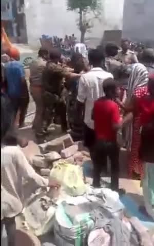 कानपुर: बर्रा विश्व बैंक में नाले किनारे अतिक्रमण हटवाने गई नगर निगम की टीम पर कब्जेदारों ने किया हमला