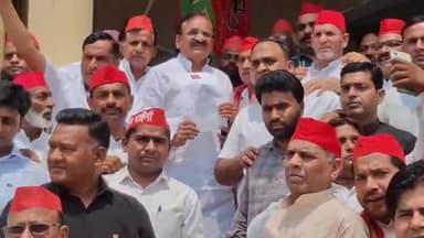 अमरोहा: कलेक्ट्रेट में सपाइयों ने करणी सेना के खिलाफ किया हल्ला बोल और डीएम को सौंपा ज्ञापन