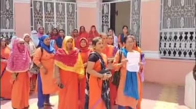 शिवपुरी नगर: आशा कार्यकर्ताओं ने शिवराज सिंह की 3 साल पुरानी घोषणा पर विरोध प्रदर्शन किया, 1000 रुपए वार्षिक वृद्धि की मांग