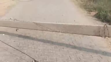 कोल: बाजिदपुर में 11000 की विद्युत लाइन का पोल अज्ञात कारणों से गिरा, रास्ता हुआ जाम, राहगीर हुए परेशान
