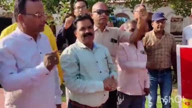 जगदलपुर: तृतीय वर्ग कर्मचारी संघ ने मजदूर दिवस पर शहीद स्मारक में कार्यक्रम का आयोजन किया