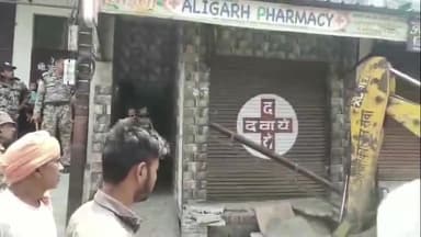 कोल: जमालपुर में नगर निगम ने चलाया अतिक्रमण हटाओ अभियान, दुकानों से बाहर फैले अतिक्रमण को तोड़ा