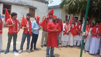 देव: CHC देव में स्वास्थ्य कर्मचारियों ने झंडोतोलन कर शहीद वेदी पर पुष्प अर्पित कर मनाया मजदूर दिवस