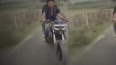 चेरिया बरियारपुर: चेरियाबरियारपुर थाना क्षेत्र के कुंभी पंचायत में बाइक पर सवार पीछे बैठे एक युवक का हथियार के साथ वीडियो वायरल #viral