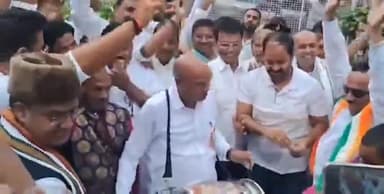 पटना ग्रामीण: जाति जनगणना के फैसले पर सदाकत आश्रम में कांग्रेस समर्थकों ने ढोल-नगाड़े के साथ मनाया जश्न