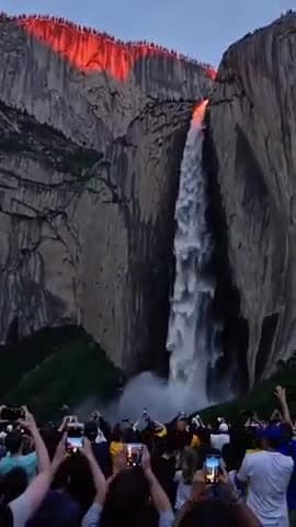 अमेरिका के कैलिफोर्निया में एक झरना, सूर्योदय के कुछ ही मिनटों के भीतर, सूर्य की किरणों की दिशा ऐसी हो जाती है कि पूरा झ