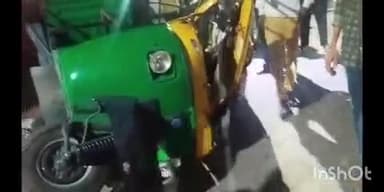 पडरौना: पड़रौना-कसया मार्ग के छावनी में सड़क हादसा, नशे में धुत ऑटो चालक ने खड़ी बाइक में मारी टक्कर, ऑटो पलटने से 12 लोग घायल