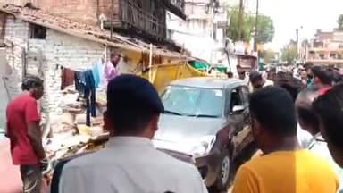 पनागर: आजाद चौक में तेज रफ्तार कार अनियंत्रित होकर फूलों की दुकान में घुसी, दुकान संचालक घायल