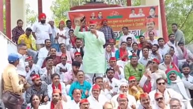 कानपुर: फूल बाग स्थित गांधी प्रतिमा के सामने समाजवादी पार्टी के कार्यकर्ताओं ने किया प्रदर्शन, कानून व्यवस्था पर उठाए सवाल