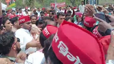 कोल: सपा सांसद पर हुए हमले के विरोध में कलेक्ट्रेट के बाहर सपा ने किया प्रदर्शन, पुतला जलाने को लेकर पुलिस से हुई भिड़ंत