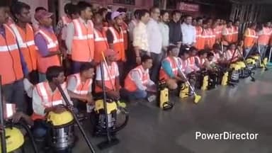 कटिहार: कटिहार : मजदूर दिवस पर स्टेशन पर सफाई कर्मियों को नए क्लीनिंग मशीन वितरित किए गए, कई मौजूद रहे
