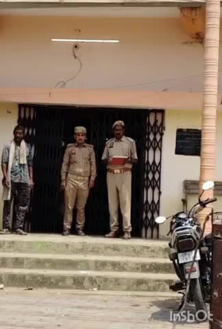 तुलसीपुर: धनधारा में स्थित पंजाब नेशनल बैंक में पुलिसकर्मियों ने की संदिग्ध व्यक्तियों की चेकिंग, लिया सुरक्षा का जायजा