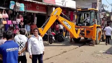 बेंगाबाद: बेंगाबाद में NH 14 हाइवे के किनारे बने दुकान को प्रशासन ने बुलडोजर से अतिक्रमण मुक्त किया