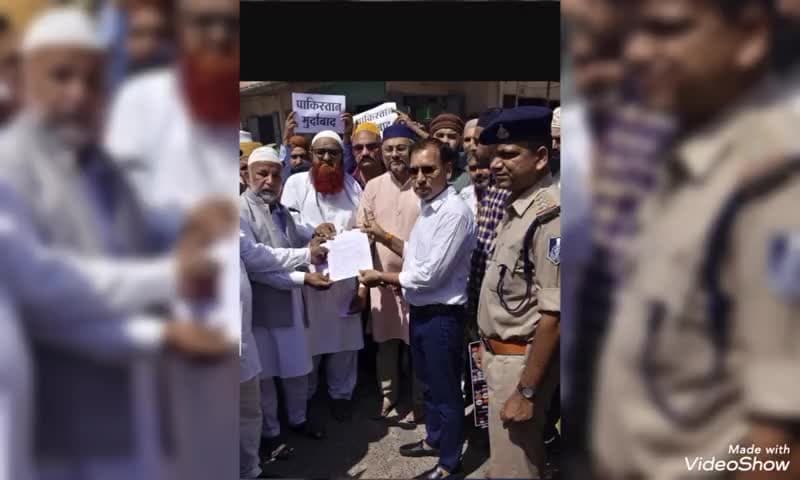 पाकिस्तान मुर्दाबाद के नारों के साथ चंद्रशेखर आजाद नगर के मुस्लिम समाज ने राष्ट्रपति के नाम ज्ञापन सोपा