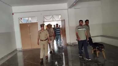 अमरोहा: अमरोहा जनपद न्यायालय की सुरक्षा व्यवस्था की स्थिति का जायजा एसपी के आदेश पर पुलिस टीम ने लिया