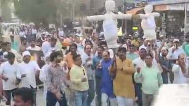 गोरखपुर: पहलगाम में हुई घटना के विरोध में कैंडल मार्च निकाला गया, आतंकवाद का फूंका गया पुतला